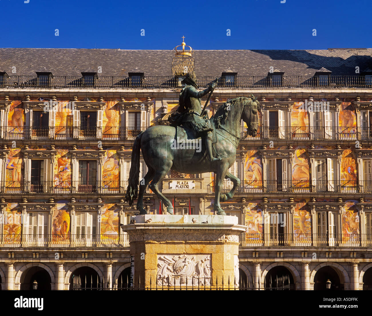 Plaza Mayor Felipe II Statue und Casa De La Panaderia Madrid Spanien Stockfoto