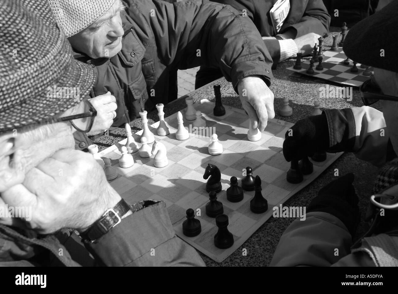 Krakau-Männer spielen Schach in Grünanlage Stockfoto