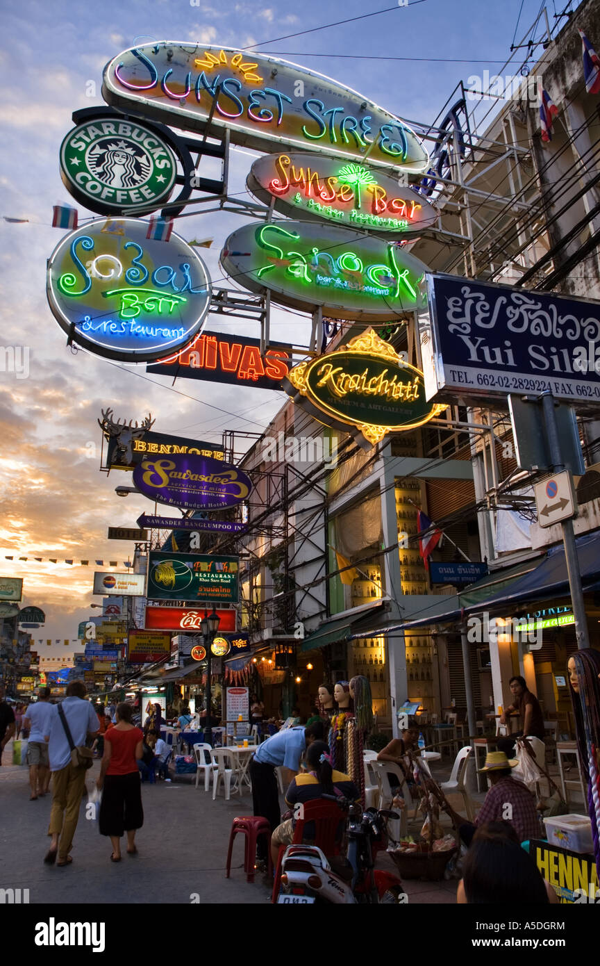 Stock Foto von Khao San Road in der Abenddämmerung ein beliebtes Backpacker-Viertel in Bangkok Thailand Stockfoto