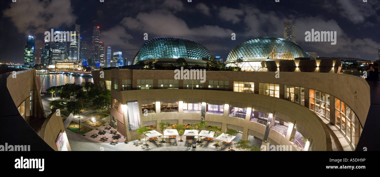 Panorama Foto der Esplanade Theater an der Bucht performing Arts Center und der Innenstadt von Singapur bei Nacht Stockfoto