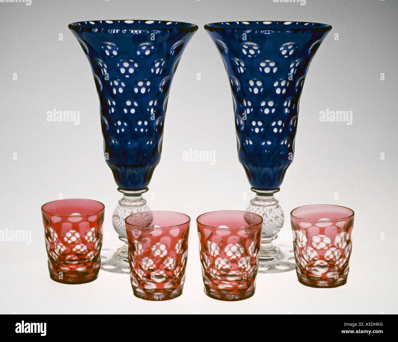Anfang des 20. Jahrhunderts Kobalt auf klaren Glas-tausend Augen Vasen und Cranberry Trinkgläser Stockfoto