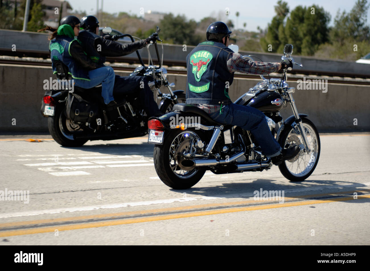 Motorradfahrer auf California Freeway Harley Motorrad Stockfotografie -  Alamy