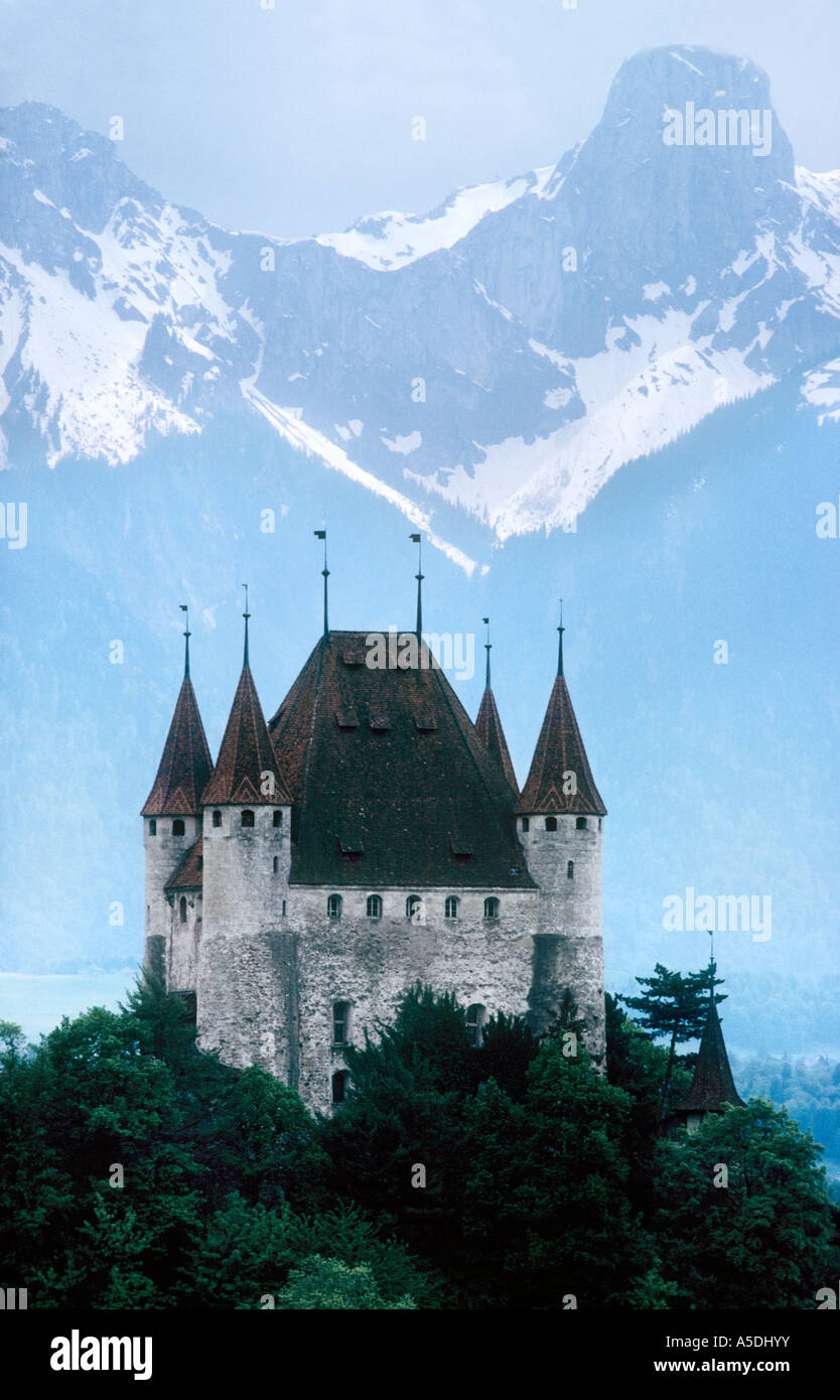 Schloss Thun. Farben weichen Farbton der romantischen Burg thront auf einem kleinen Hügel mit Blick auf ein Tal verschwommenen Hintergrund des Schnee-pe Stockfoto