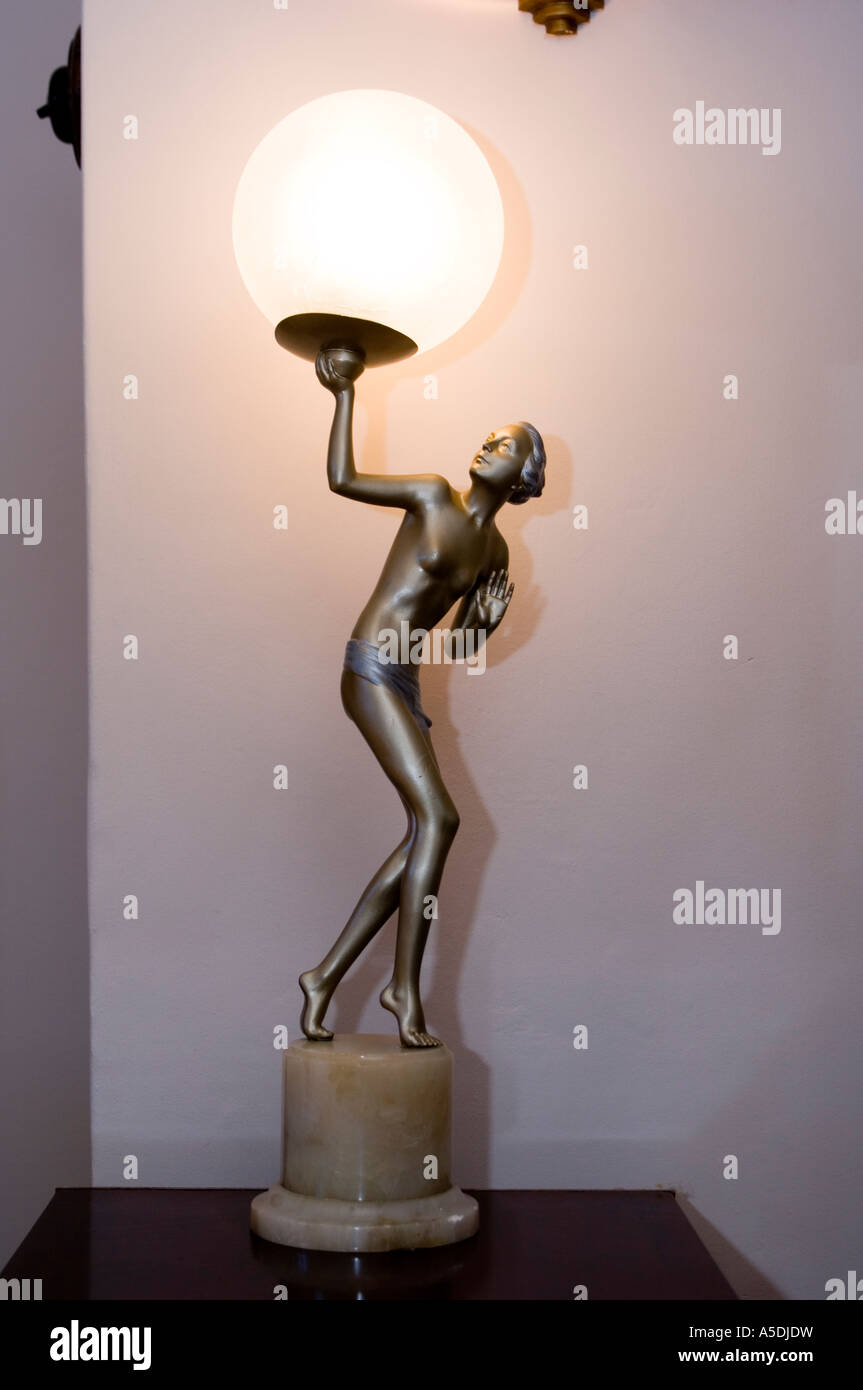 Art Deco Lampe mit schlanke weibliche Figur Statue leichte Montage  Stockfotografie - Alamy