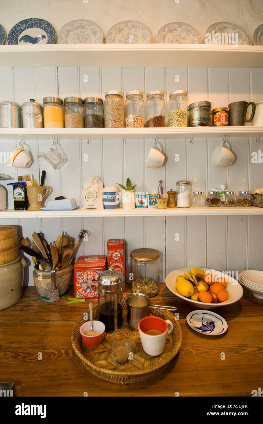 Ein Tablett mit Essen und Kaffee im Bauernhaus Landhaus Küche Pantry - heimischen Interieur Hütte Ceredigion west wales UK Stockfoto