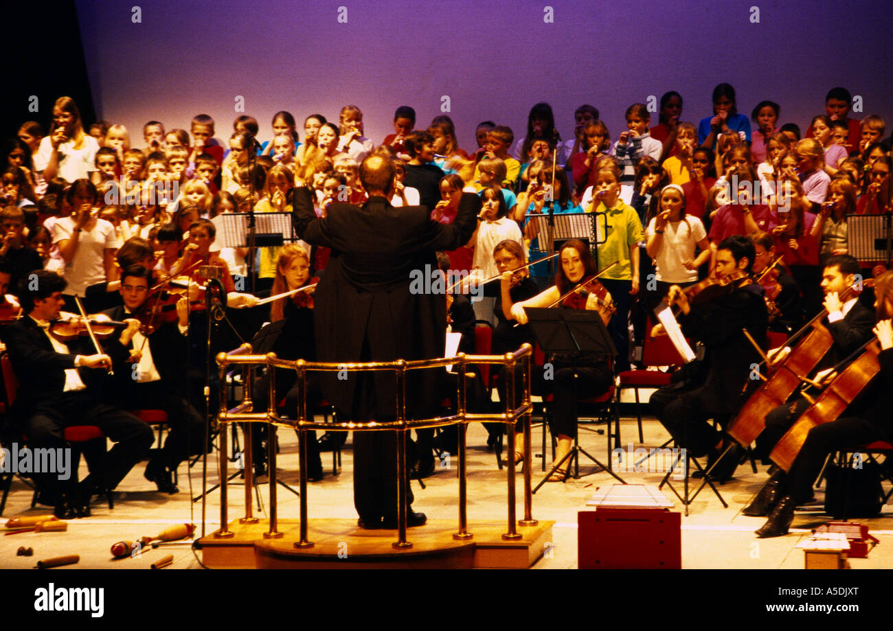 Schulen-Konzertchor mit begleitenden Orchester Stockfoto