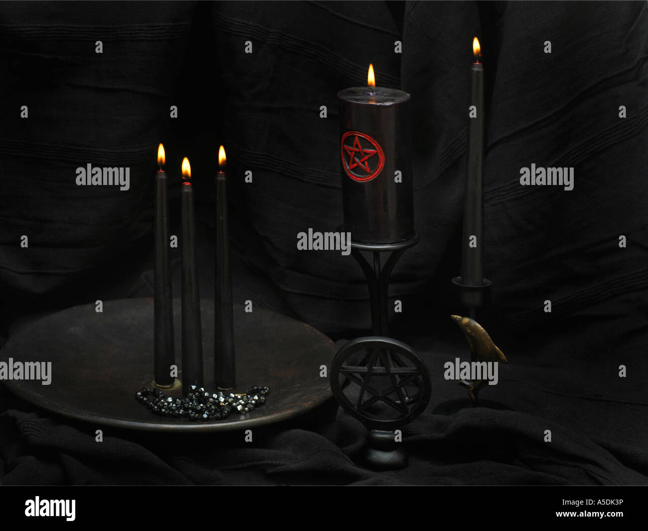 Schwarze kerze -Fotos und -Bildmaterial in hoher Auflösung – Alamy