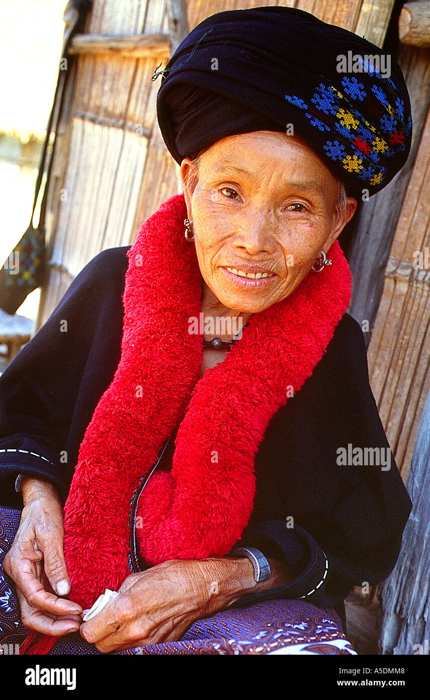 Nördlich von Muang Singetnia Miao mit Schal Stockfoto