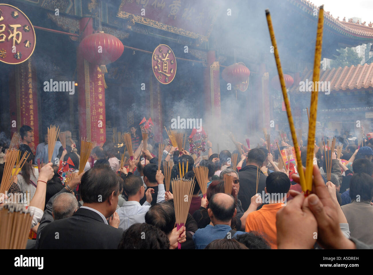 Chinesen, die Teilnahme an Lunar New Year Feiern im Wong Tai Sin Tempel, Kowloon. Hongkong, China Stockfoto