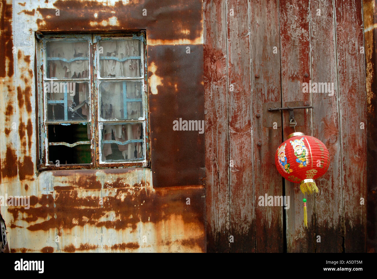 Altes Haus mit roten Laterne in China Stockfoto