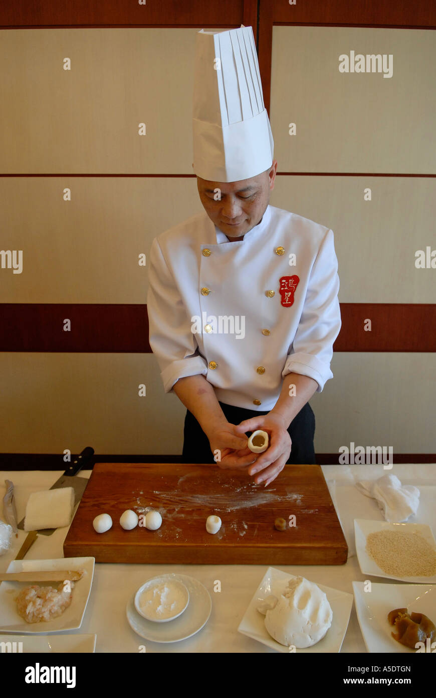 Ein Koch bereitet Dim Sum Knödel in einem Restaurant in Hongkong, China Stockfoto Ein Koch bereitet Dim Sum Knödel in einem Restaurant in Hongkong, China Stockfoto