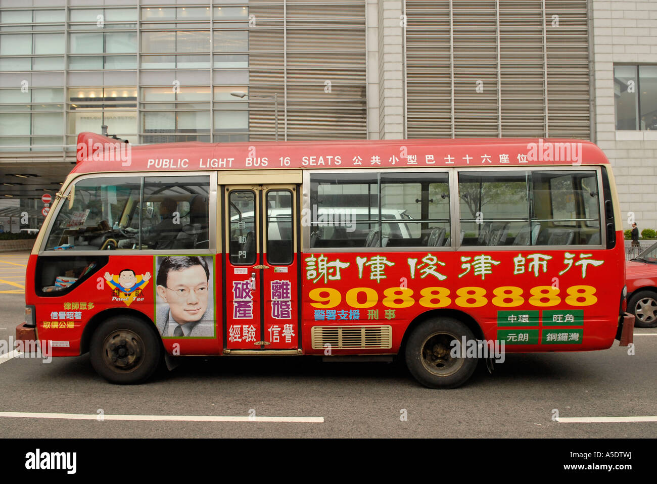 Mini-Bus mit lokalen Marke Werbung in Hong Kong Insel China gemalt Stockfoto