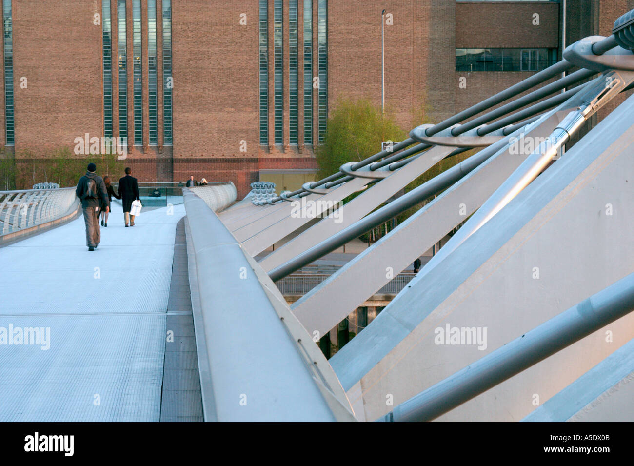 Millennium Bridge und Tate Modern in London UK Stockfoto