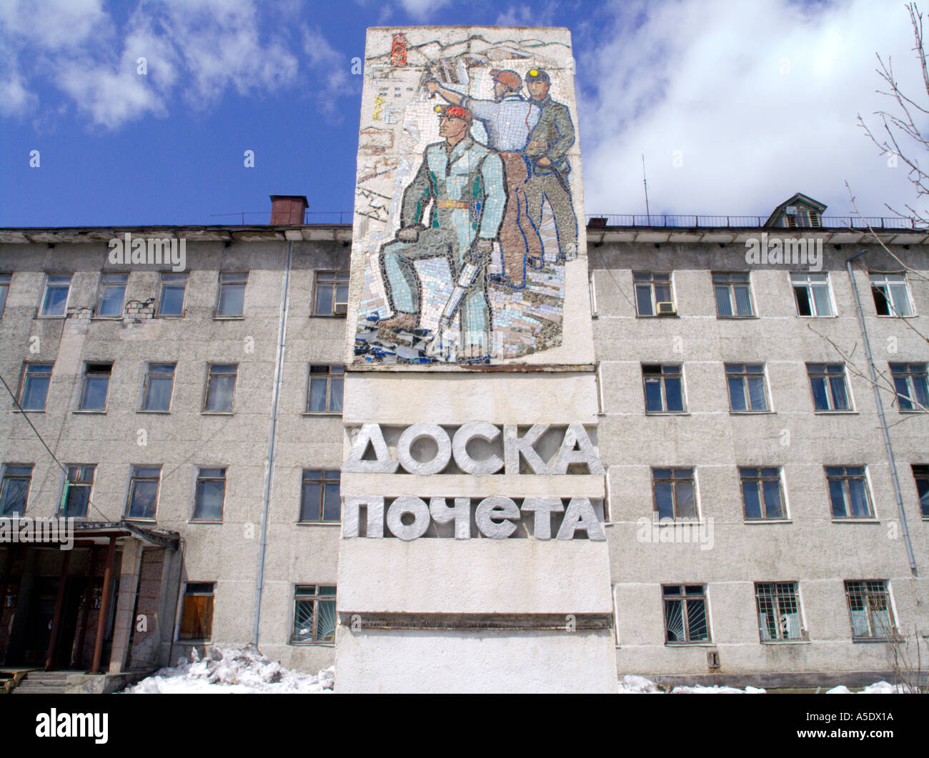 Sowjet-Ära Wandbild der Bergleute in alten Bergbaustadt auf Sachalin Bikov Russland 2005 Stockfoto