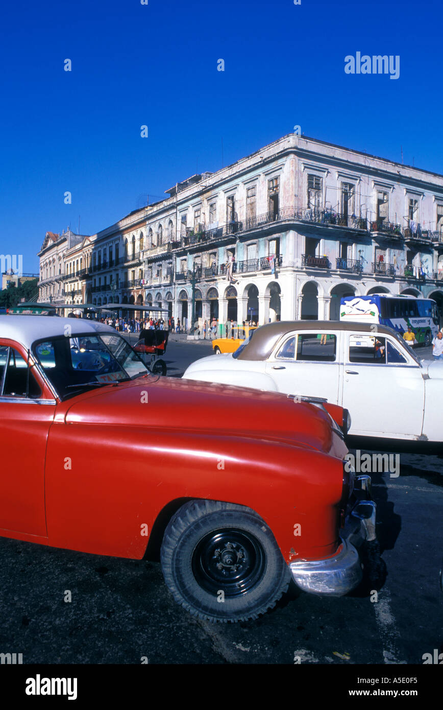 1950er Jahre Ära Autos und ältere Gebäude im heutigen Havanna Kuba Stockfoto