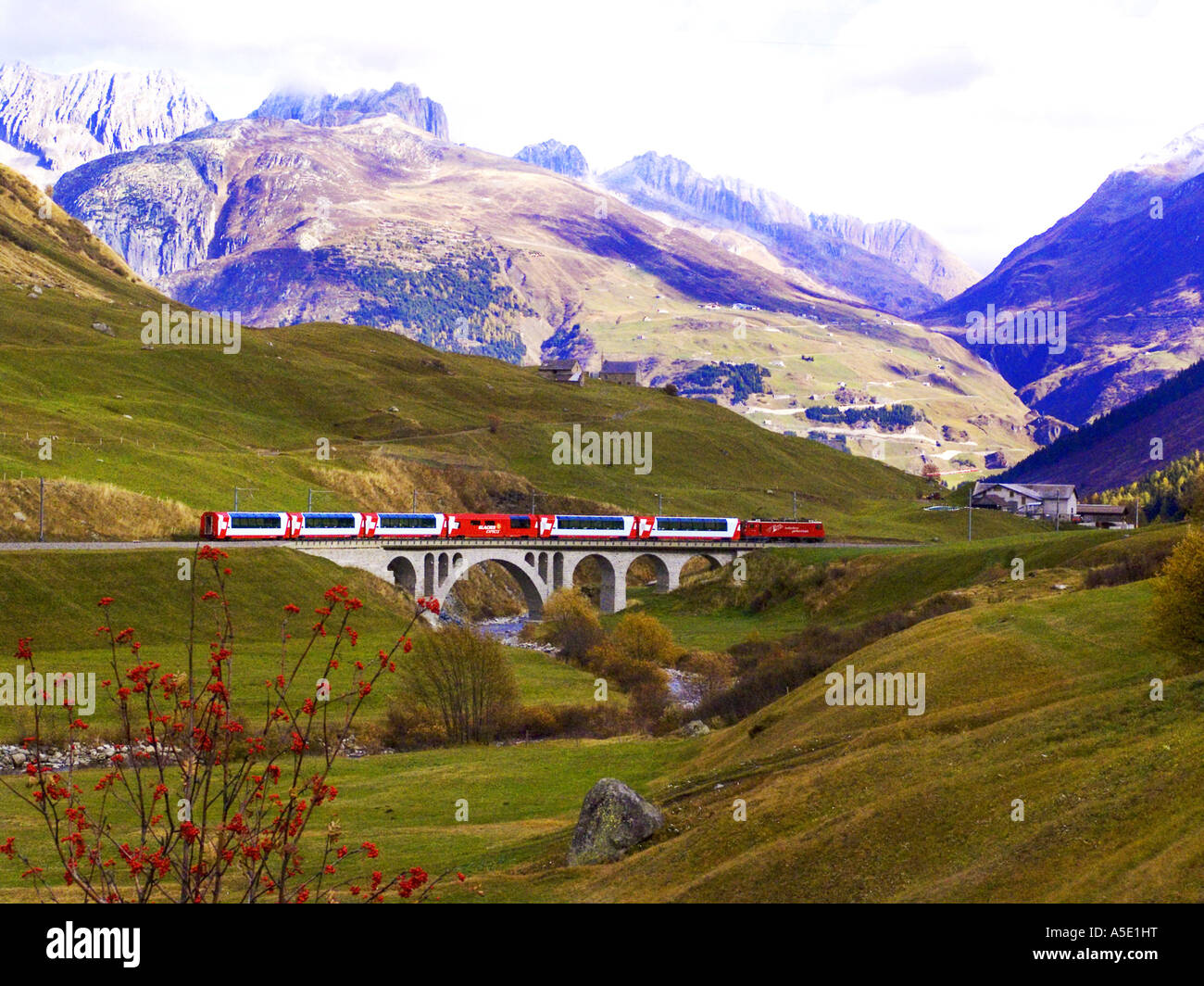 Glacier Express auf der Brücke des Richleren in das Tal von Hospen, Schweiz Stockfoto