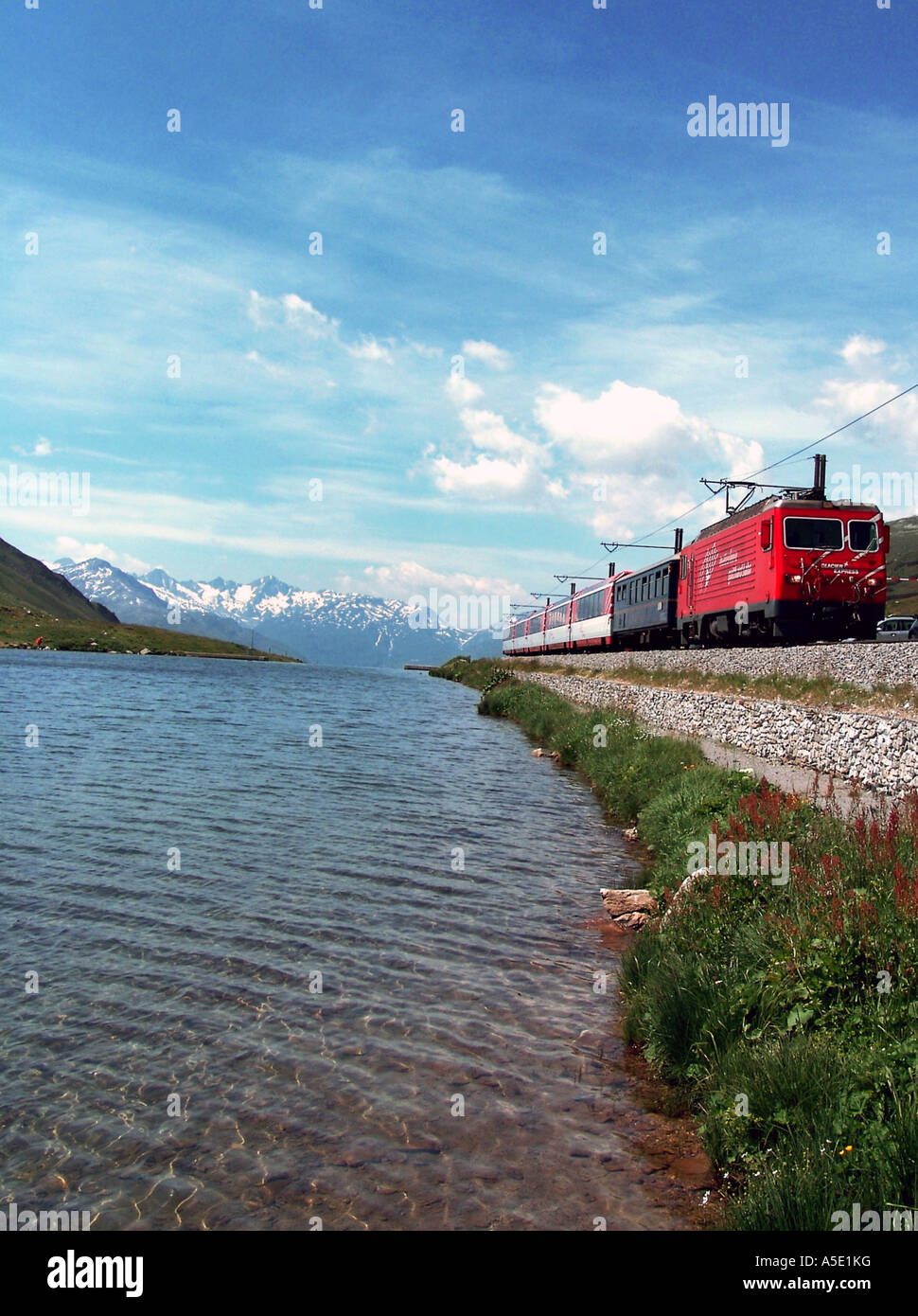 Glacier Express am See Oberalp, Schweiz Stockfoto