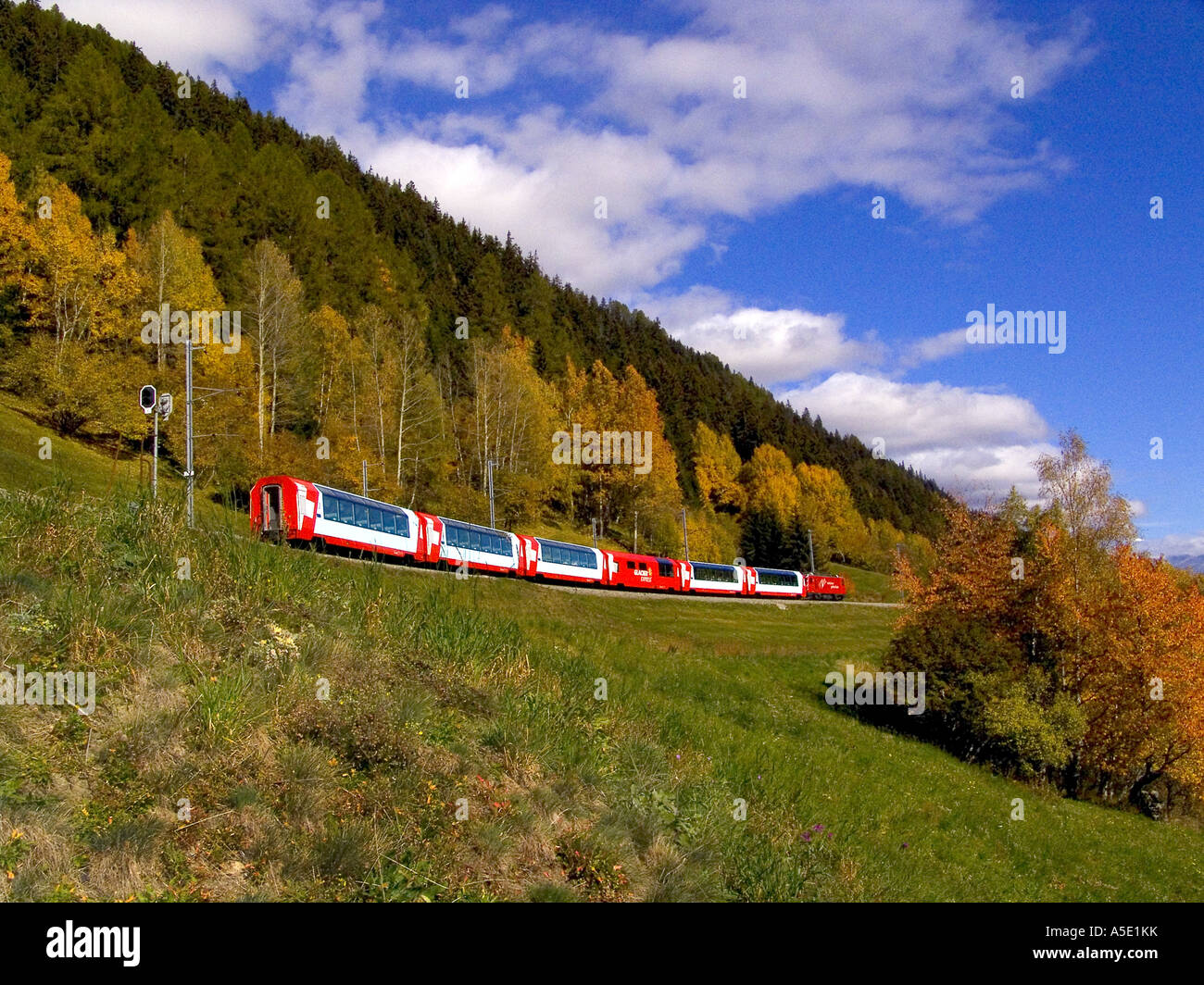Glacier Express in der Nähe von Goms, Schweiz Stockfoto