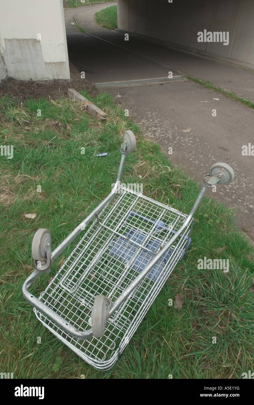 Einkaufswagen in der Nähe von Unterführung verlassen Stadt Harlow Essex uk Stockfoto