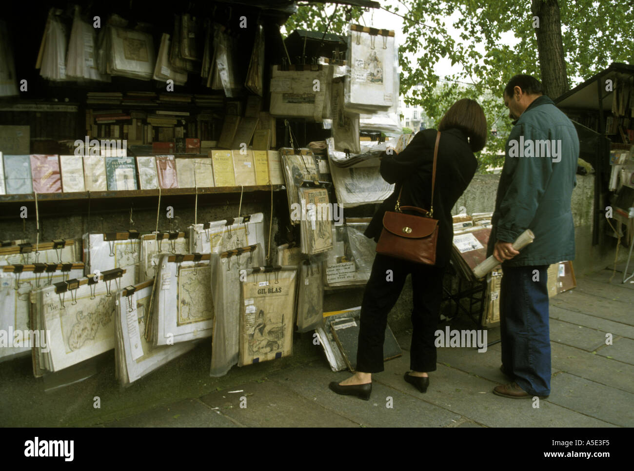 MARKTSTAND AM UFER DES FLUSSES SEINE PARIS FRANKREICH Stockfoto