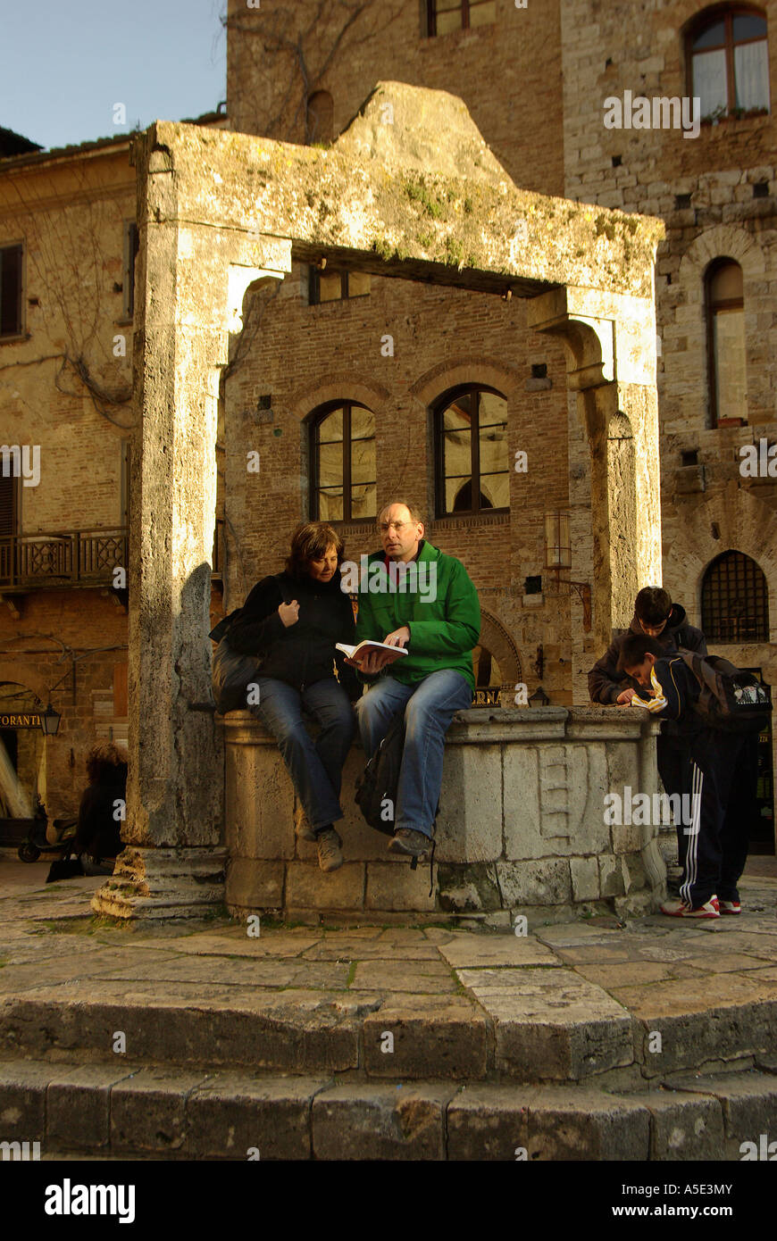 San Gimignano paar lesen einen Reiseführer über das zentrale gut in der Toskana Italien Stockfoto