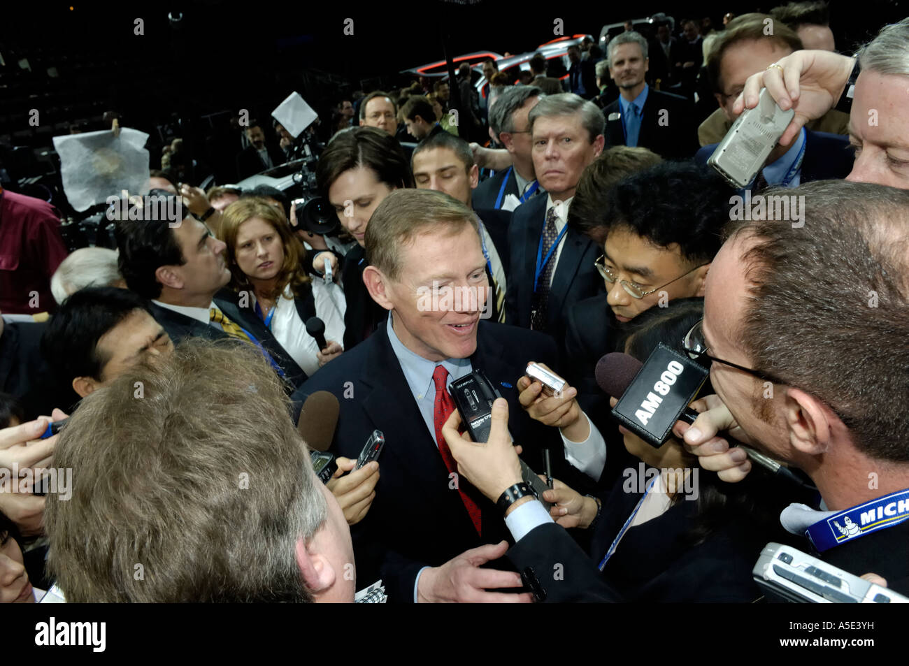 Ford-Präsident und CEO Alan Mulally umgeben von der Presse bei der North American International Auto Show 2007 Stockfoto
