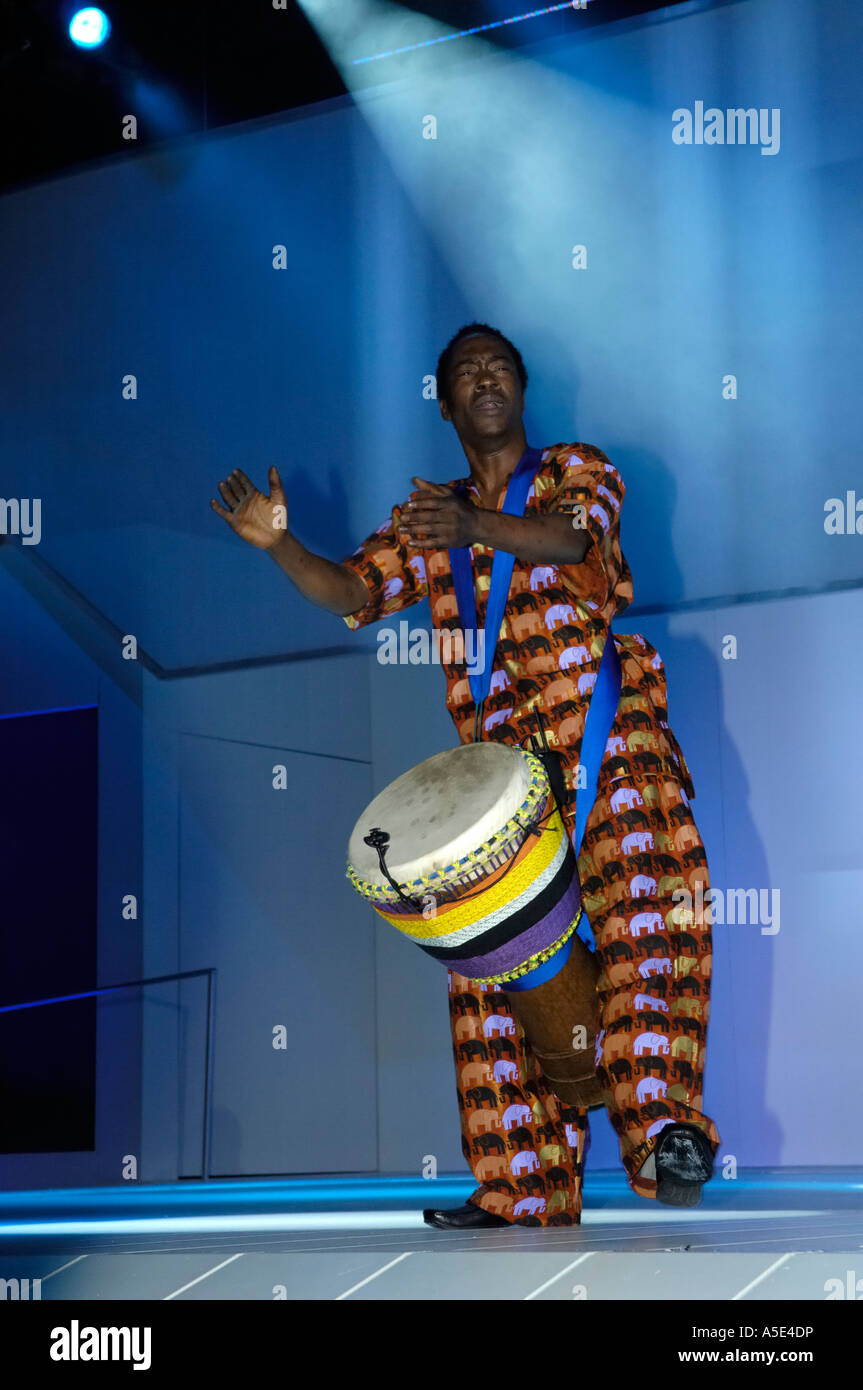 Drum Cafe führt vor der Enthüllung des neuen DaimlerChrysler-Autos auf der North American International Auto Show 2007 Stockfoto