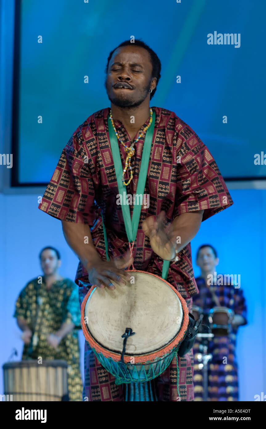 Drum Cafe führt vor der Enthüllung des neuen DaimlerChrysler-Autos auf der North American International Auto Show 2007 Stockfoto