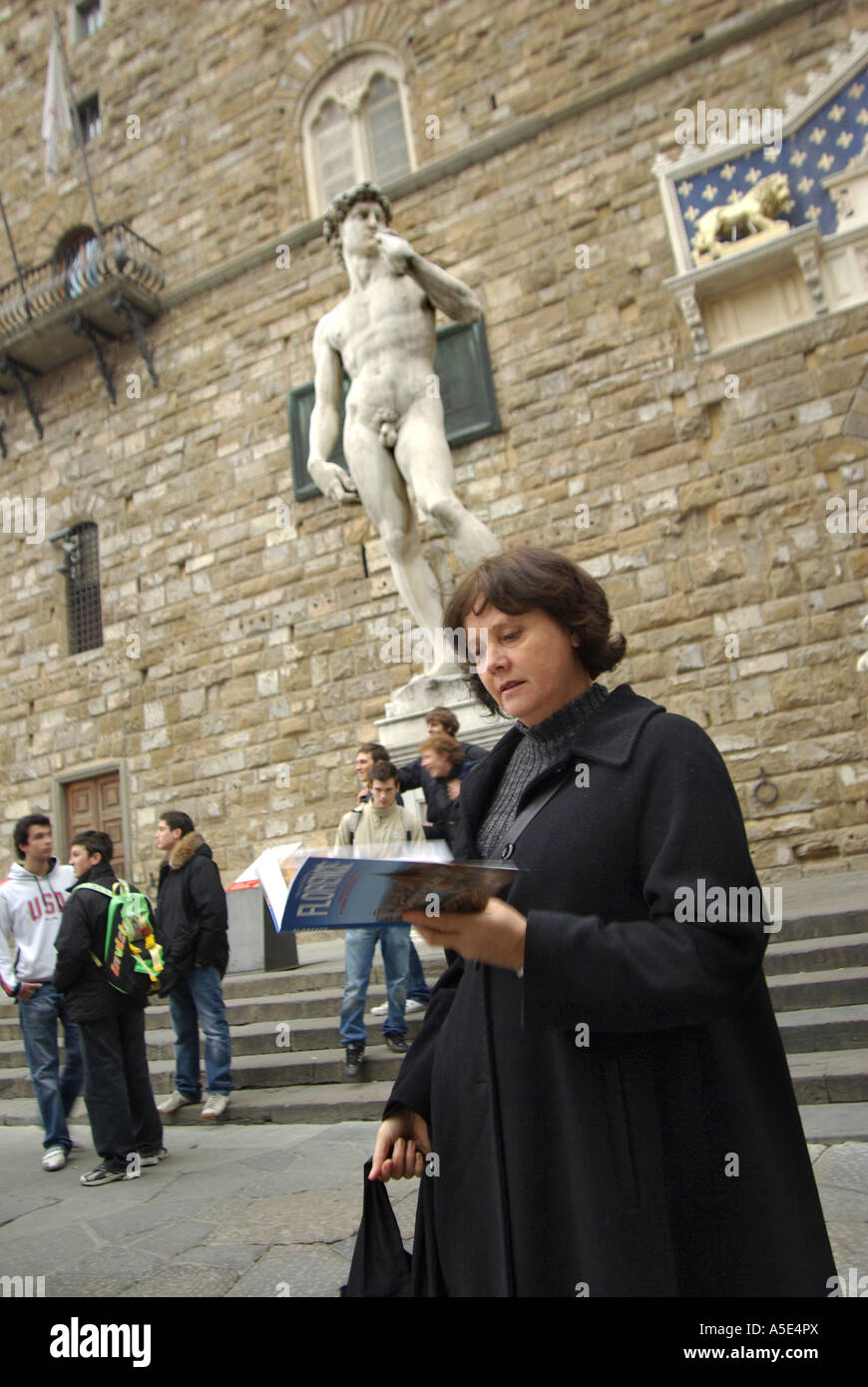 Florenz einzelne weibliche Touristen liest Ratgeber vor der Statue des David Florenz Toskana Italien Stockfoto