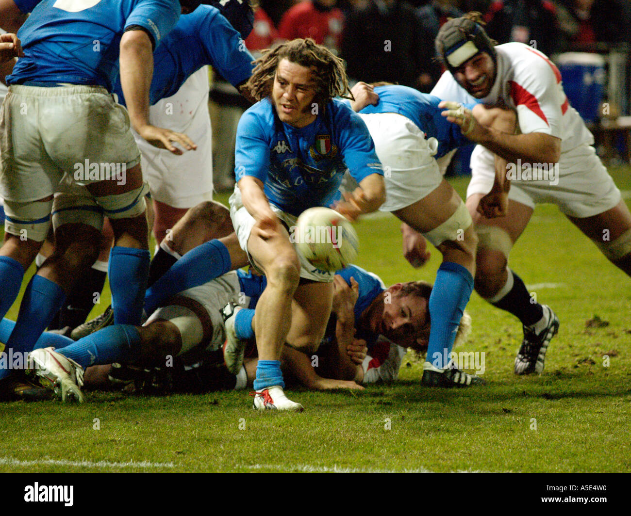 Paul Griffen Italiener scrum Hälfte den Ball während Italien V England 6 sechs Nationen internationale Rugbyspiel Stadio Flaminio Stockfoto