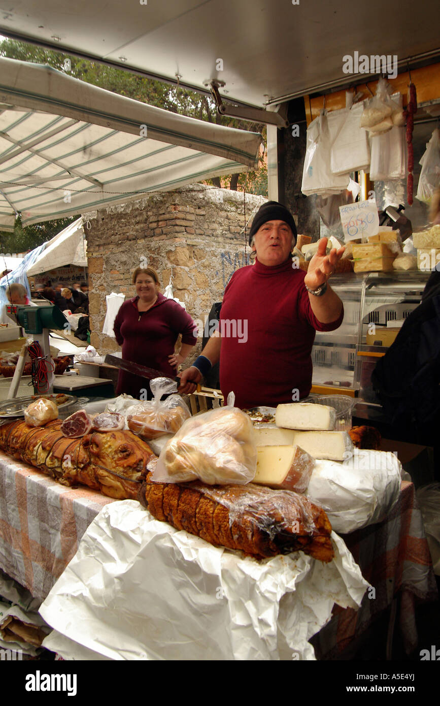 Rom, die ein Mann frisch verkauft gemacht Porchetta rollte Schweinebraten mit Kopf, an der Porta Portese Markt in Rom Italien Stockfoto