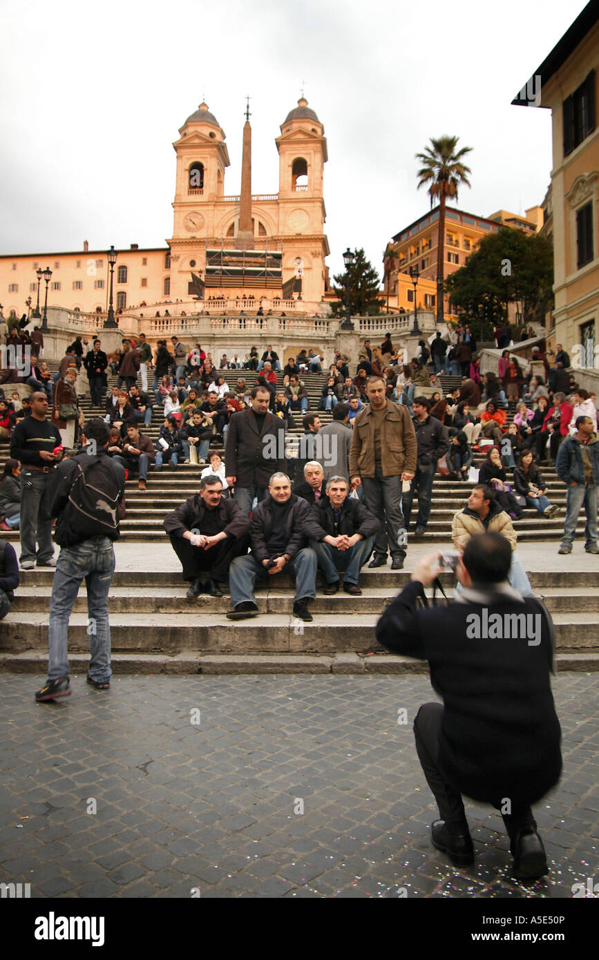 Rom Italien Touristen Pose fotografieren auf der spanische Schritte Piazza di Spagna, Rom Roma haben Stockfoto