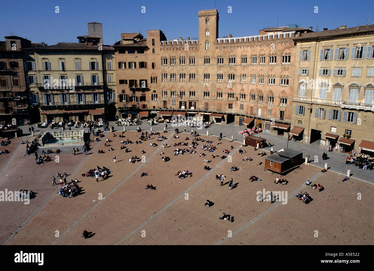 Menschen und Gebäude in der Piazza del Campo in Siena, Italien. Stockfoto