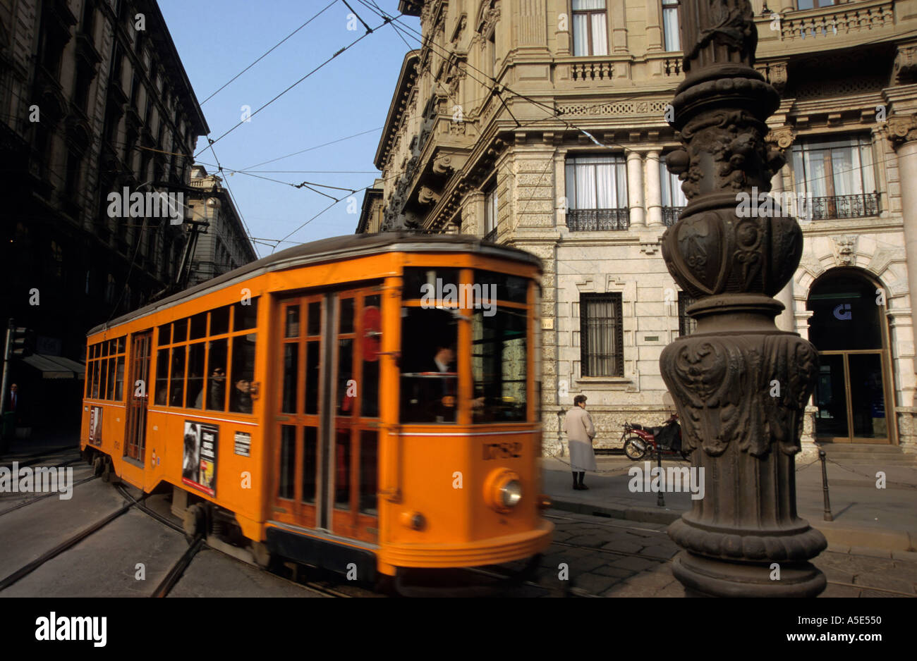 Pendler, die mit der Straßenbahn, die durch eine Straße in Corso Magenta, Mailand, Italien. Stockfoto