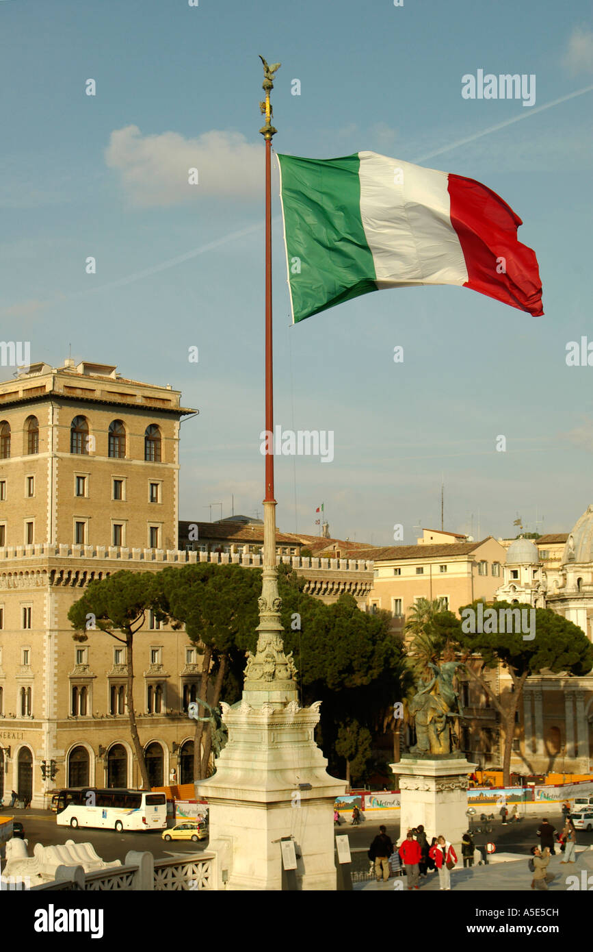 Rom Italien italienische Flagge Il Tricolore überfliegen das VITTORIANO das Denkmal zu Vittorio Emanuele II. von Savoyen, erster König der It Stockfoto