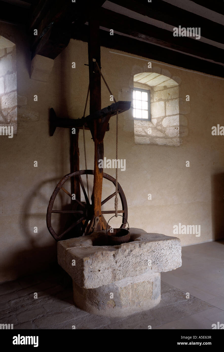 Saché, Schloß, Brunnen Im Untergeschoß Stockfoto