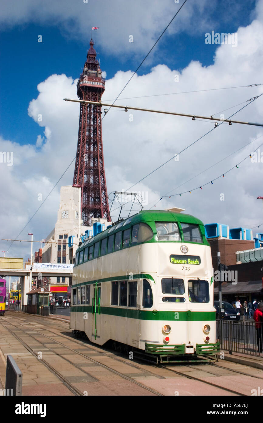 Straßenbahn in Blackpool anerkennende mit Blackpool Tower im Hintergrund Stockfoto