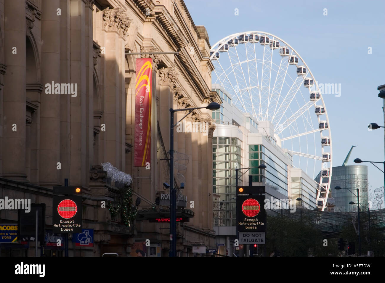 Das Manchester-Rad gesehen überragt der Royal Exchange Theatre-Manchester Stockfoto