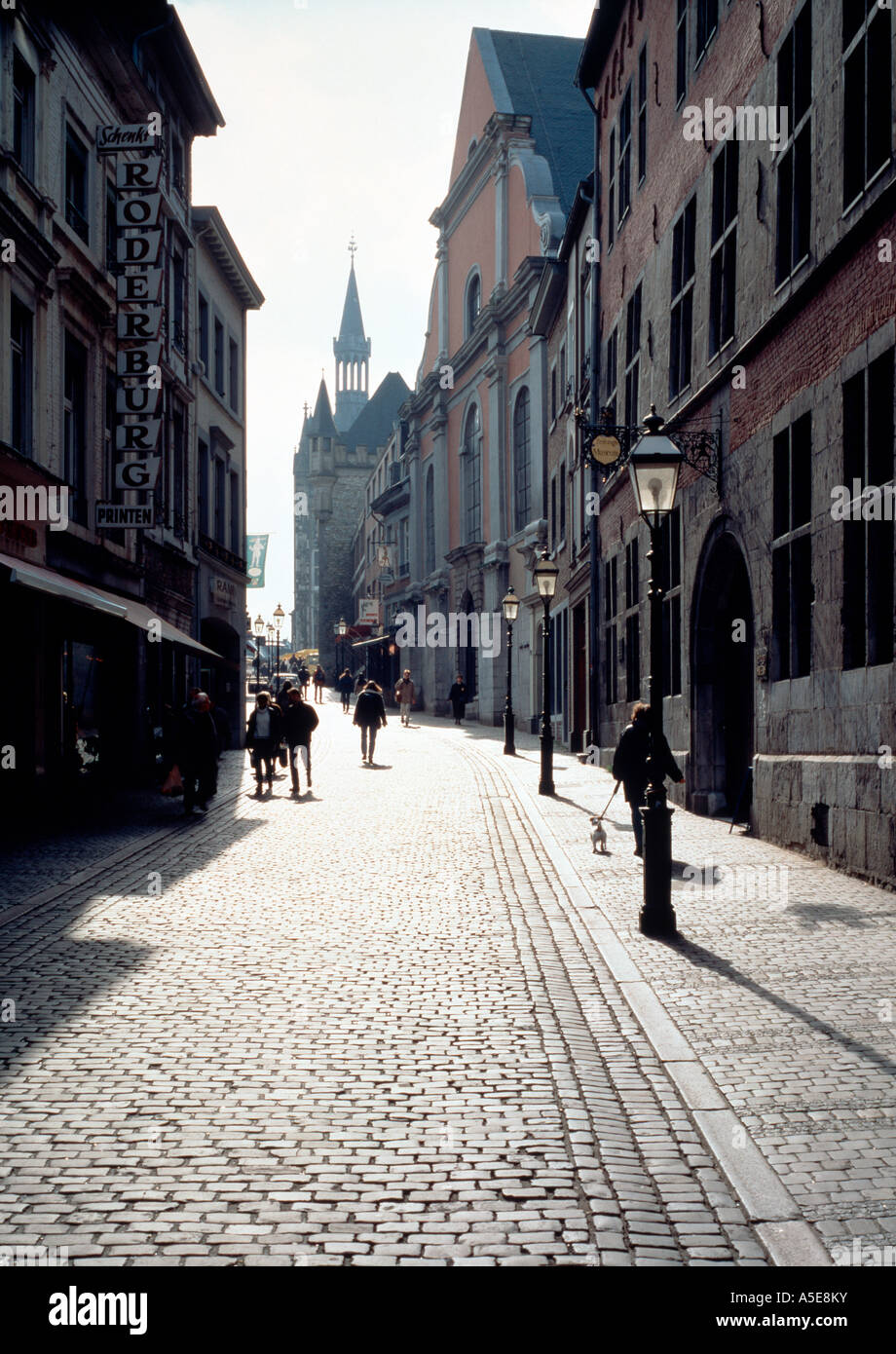 Aachen, Pontstrae, groen Haus von Aachen (Zeitungsmuseum) Und  Klosterkirche, Dahinter Haus Lwenstein Und Rathaus Stockfotografie - Alamy