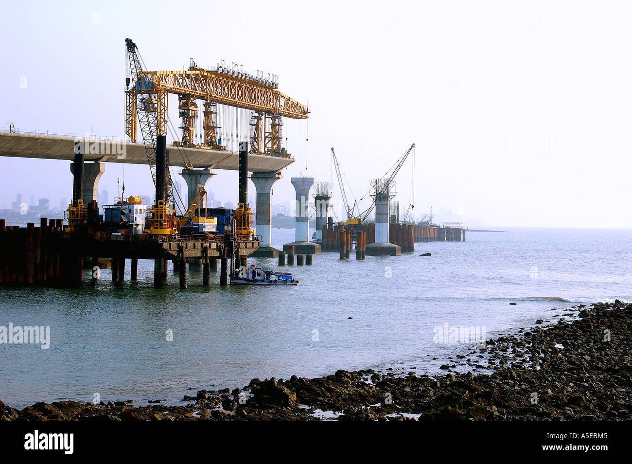 PKB77939 Bandra Worli Sea Link Brücke im Bau Bombay jetzt Mumbai Maharashtra Indien Stockfoto