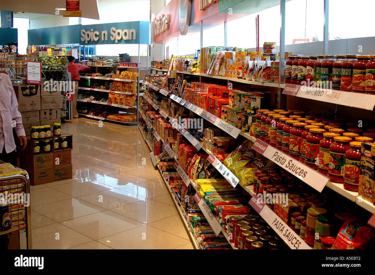 PKB77947 Produktdarstellung im Einkaufszentrum in Indien Stockfoto