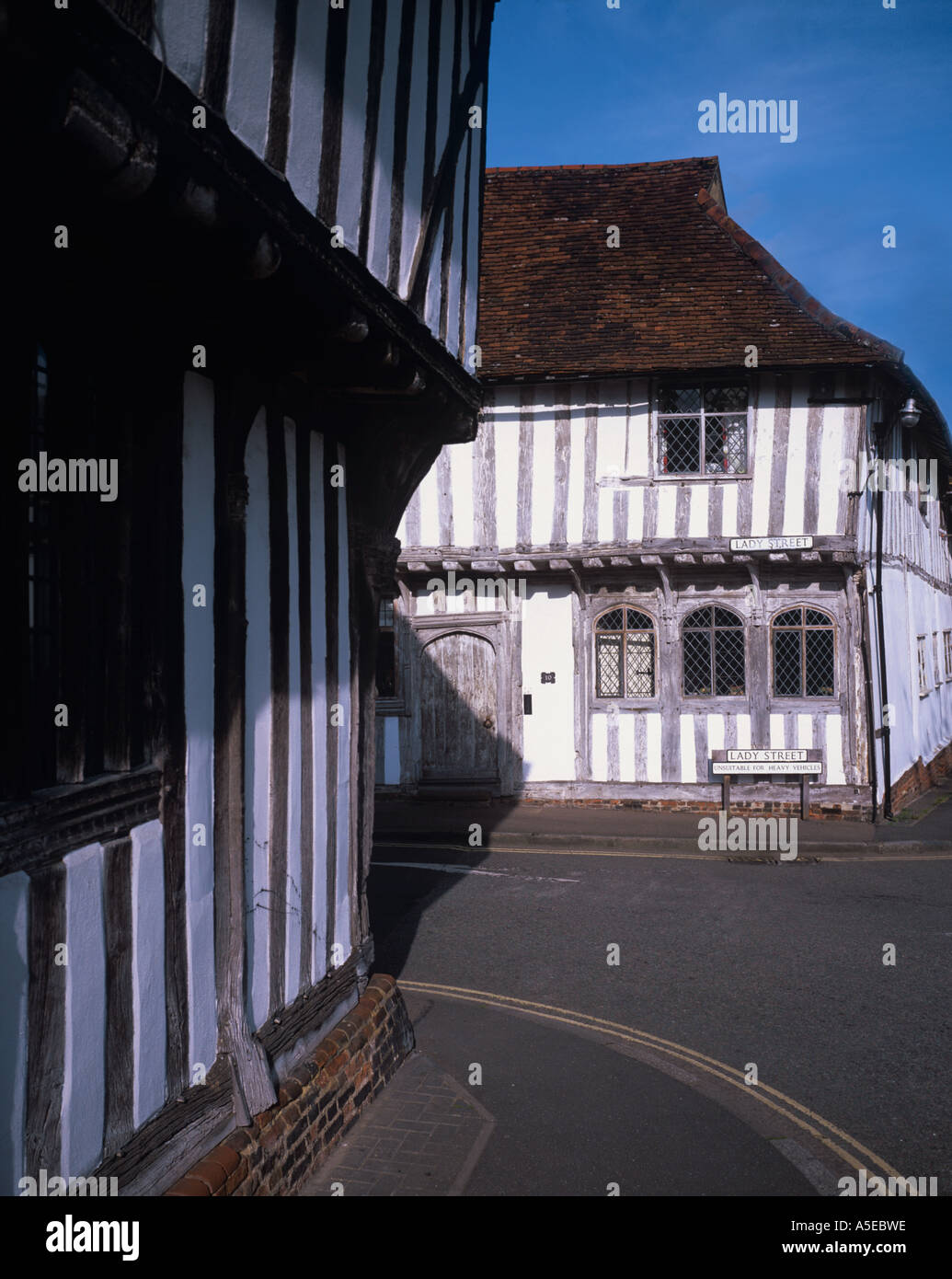 Kalk-Wäsche auf alte Eichenbalken beenden und Fenster Rahmen Lady Lane Lavenham Stockfoto