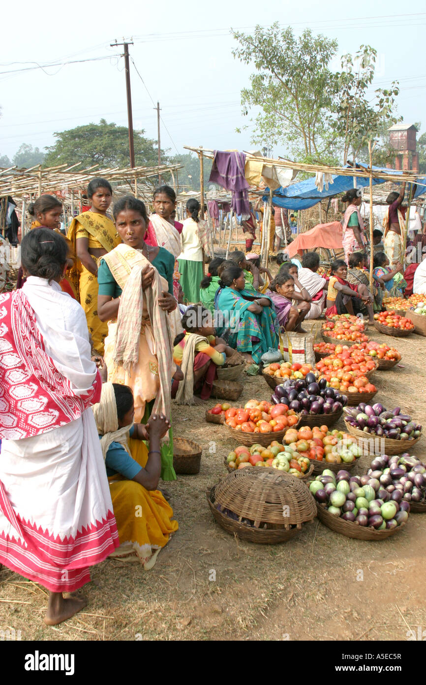 Bunte Dongria Kondh Wochenmarkt. Orissa, Indien Stockfoto