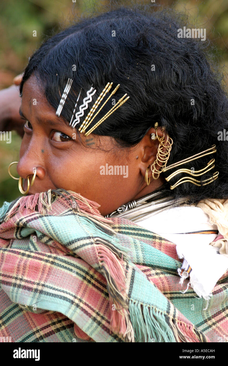 Dongria Kondh Frauen tragen Haarspangen im Haar als ein traditionelles  Symbol für ihre Tribel. Orissa, Indien Stockfotografie - Alamy