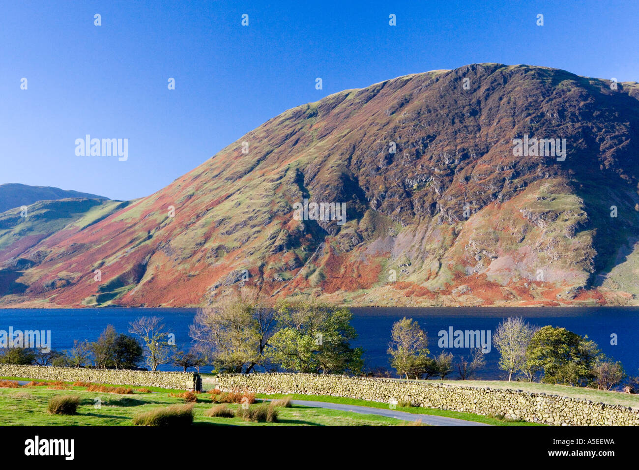 Blick über Crummock Wasser auf über Mellbreak im Lake District an einem sonnigen Herbsttag. Stockfoto