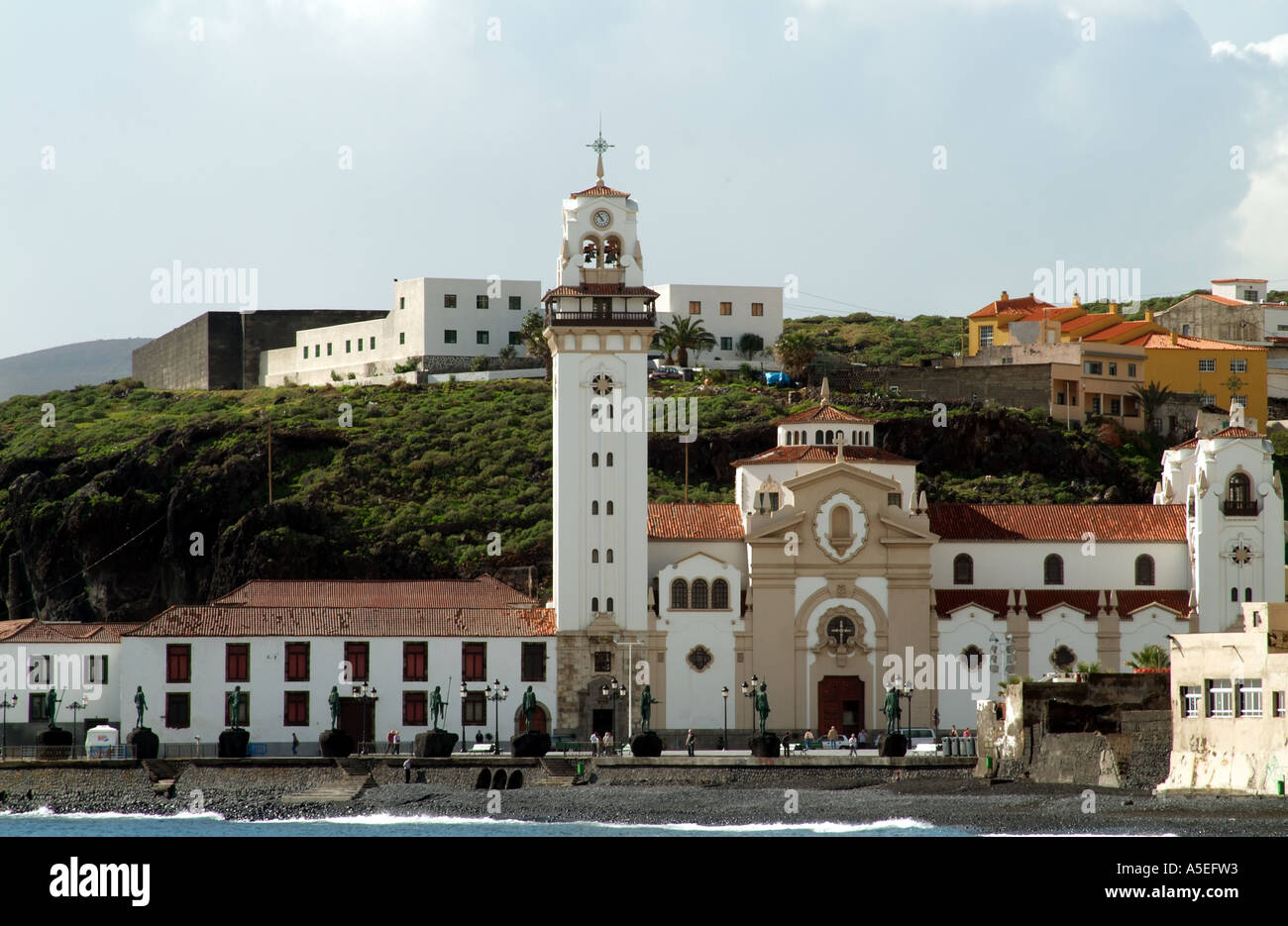 Basilika der Jungfrau von Candelaria in der Stadt des gleichen Namens in Teneriffa-Kanarische Inseln-Spanien vom Hafen Stockfoto