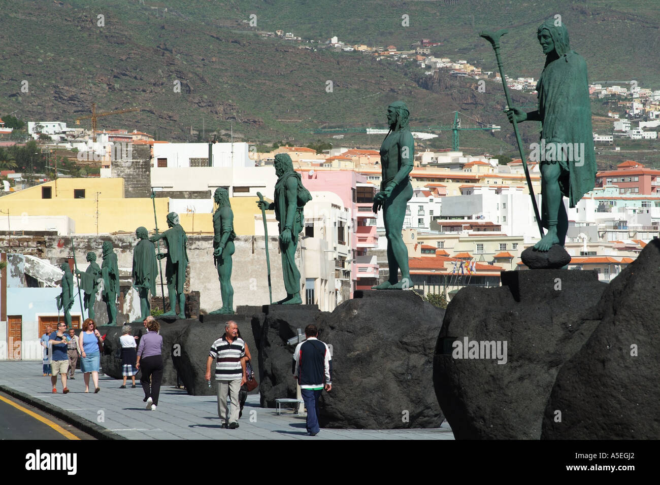 Candelaria auf der Atlantik-Teneriffa-Kanarische Inseln Spanien.  die berühmten Los Guanches Bronze-Statuen an der promenade Stockfoto