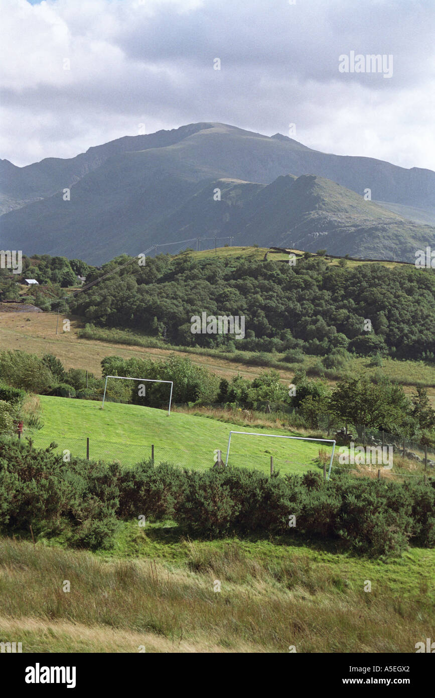 Fußballplatz und Mount Snowdon in wales Stockfoto