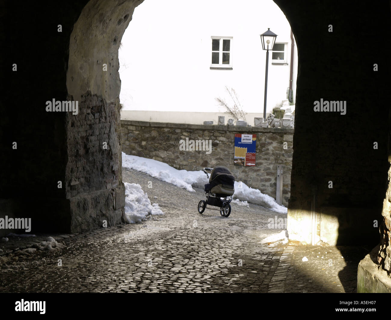 Universität Stadt Passau, einsam Kinderwagen in Gasse Stockfoto