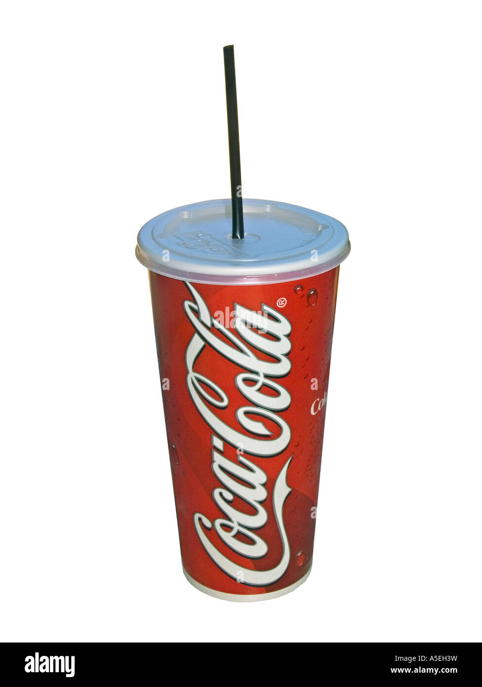 Rot-Coca Cola Milchshake Container und Stroh vor einem weißen Hintergrund Stockfoto